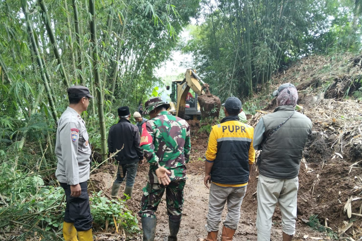 Tanah Longsor Tutup Jalan Antar Desa di Garut