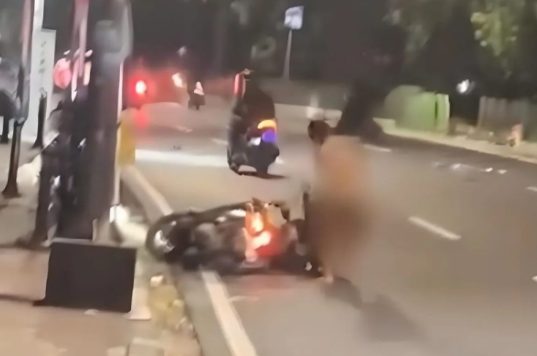 Viral Pria Telanjang Mengamuk dan Serang Pemotor di Lenteng Agung