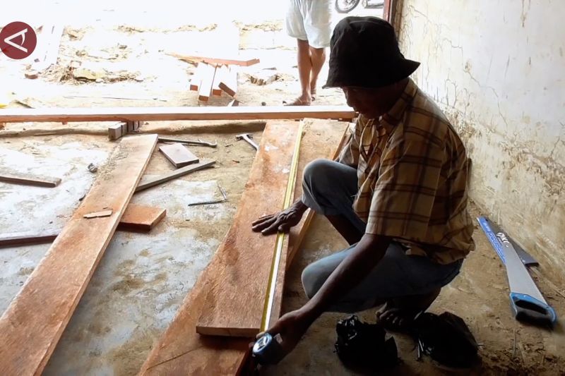 Pedagang Huta Godang Renovasi Kios Sambil Tunggu Modal