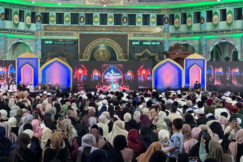 Masjid Al-Azhom Tangerang Dipenuhi Jemaah di Sisa Ramadan