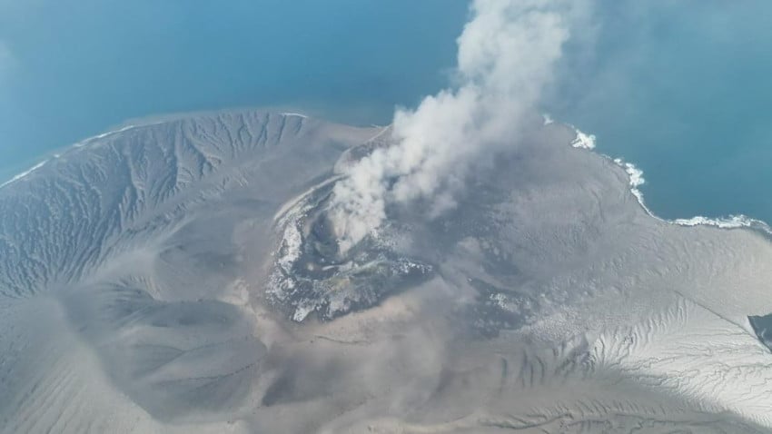 ANAK KRAKATAU ERUPSI 25 JAM, POTENSI LETUSAN BELUM SELESAI