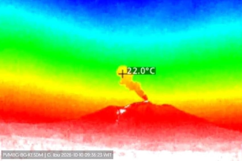 GUNUNG IBU ERUPSI EMPAT KALI, WARGA DIHARAPKAN MENJAUHI AREA