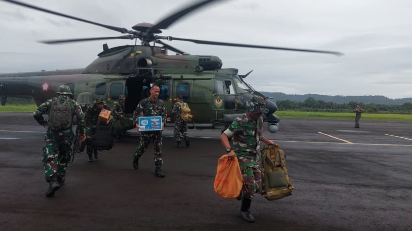 Helikopter Caracal TNI AU Kirim Bantuan ke Sibolga