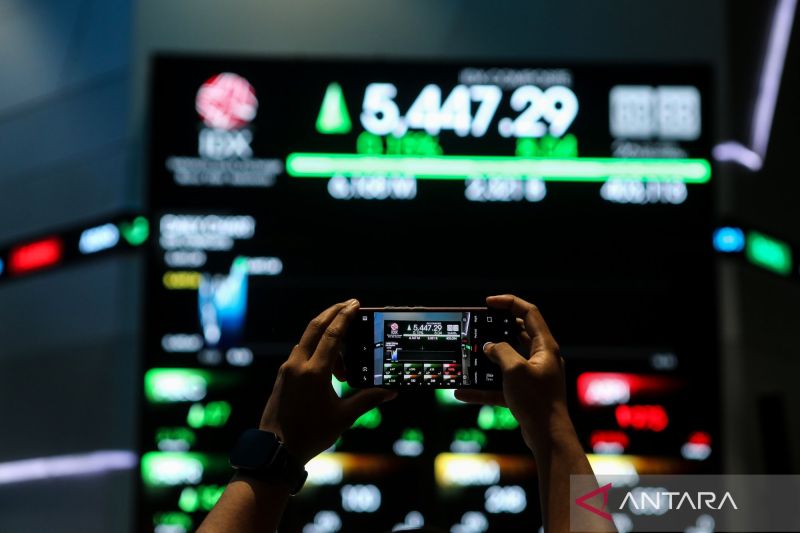 IHSG Melemah Sementara Pasar Perhatikan Kebijakan Moneter Global