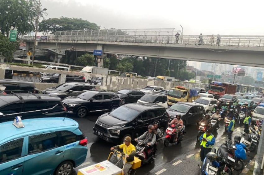 Jalan Gatot Subroto Terhambat Karena Aksi Demo BEM SI