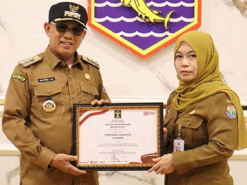 Pemkab Kotabaru Dapatkan Penghargaan dari Kemenkum Kalsel