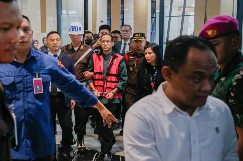 Nadiem Terlihat Mengenakan Rompi Tahanan dan Terborgol