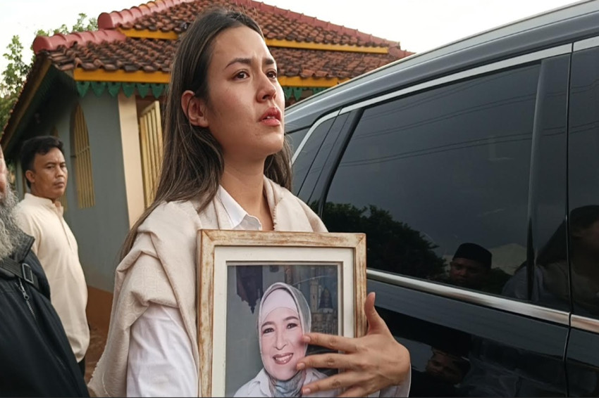 Raisa Peluk Foto Ibu Setelah Pemakaman, Hatinya Terpukul